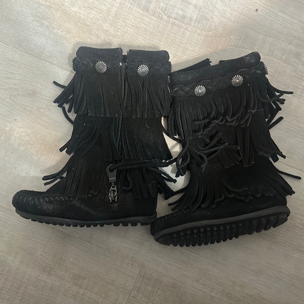 Size:  7 toddler Minnitonka boots never worn.